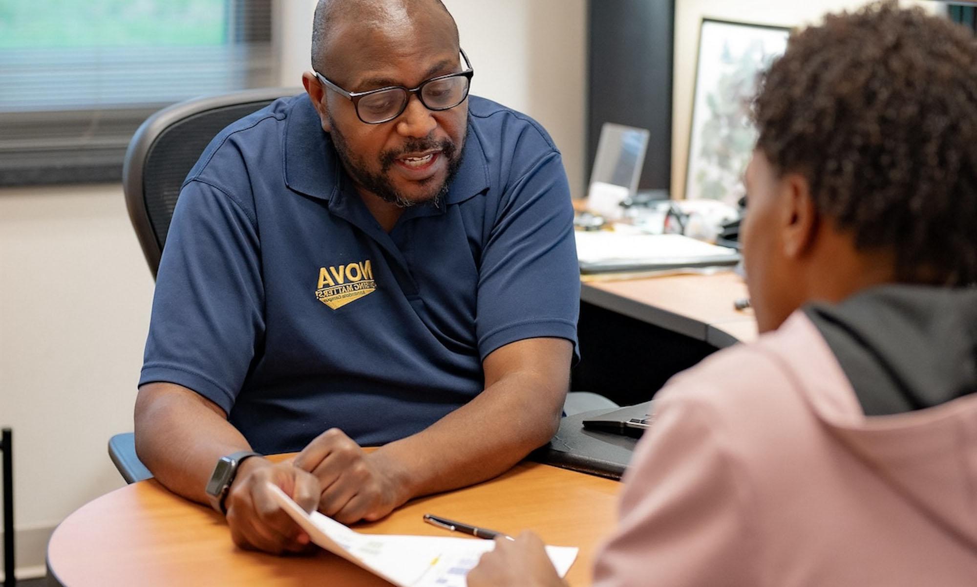 student meeting with an advisor during advising week